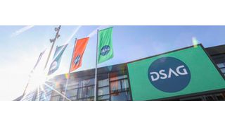 Über dem Eingang der Messe Nürnberg wehte die Flagge der DSAG. (© DSAG )