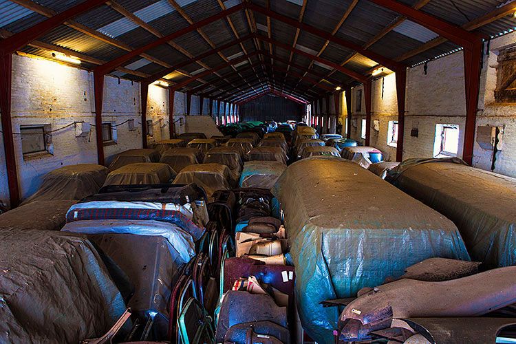 Wurden die Autos abgestellt, wurden sie zuvor noch einmal gepflegt und abgedeckt. (Campen Auktioner)