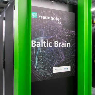 Der GPU-Cluster „Baltic Brain“ des Fraunhofer IGD im Green IT Cube des GSI Helmholtzzentrums für Schwerionenforschung ermöglicht das Training leistungsfähiger KI-Modelle. (Bild: Fraunhofer IGD)