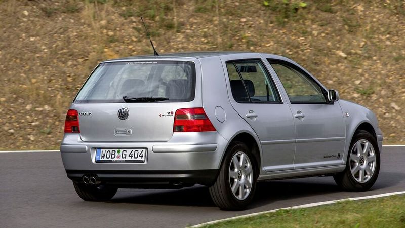 Durch eine neuartige obenliegende Motoraufhängung mit mittiger Pendelstütze am Wagenboden erreicht der Golf IV eine hohe Laufruhe, Vibrationen des Motors werden weitgehend eliminiert. Gegenüber dem Vorgängermodell konnten die Spaltmaße zwischen den Karosserieelementen verringert werden, was ebenfalls der Qualitätsanmutung zugute kommt. In der laufenden Produktion wurden Pumpe-Düse-Dieselmotoren und CAN-Bus eingeführt.  (Bild: Volkswagen AG)