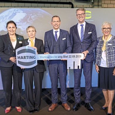 Mit der Schlüsselübergabe markiert Harting symbolisch den Abschluss der Werkserweiterung in Biel. Im Bild (v. l. n. r.): Senior-Chef Dietmar Harting, Glenda Gonzalez Bassi, Stadtpräsidentin Biel, Susanne Giehl, Managing Director Harting Biel, Andreas Conrad, Vorstand Operations, CEO Philip Harting, Senior-Chefin Margrit Harting und Dr. Sebastian Friess, Vorsteher des Amts für Wirtschaft für den Kanton Bern. (Bild: Harting)