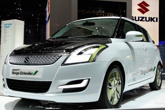 Dieser E-Swift mit Range Extender kommt zwar rein elektrisch 'nur' 30 Kilometer weit, dafür ist die Batterie an der Haushaltssteckdose innerhalb von 90 Minuten wieder voll aufgeladen.  (Foto: Suzuki)