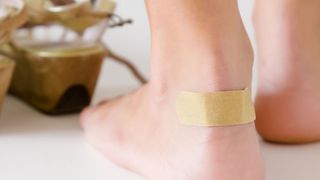Pflaster – v. a. Hydrogelpflaster – haften oft nicht besonders stark auf der Haut, insbesondere nicht auf nasser. (Bild: fotoduets - stock.adobe.com)