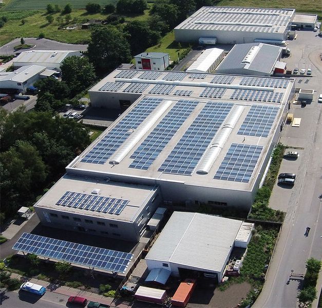 Im Juni 2012 sind alle deutschen Produktionen in das neue Werk in Seligenstadt eingezogen. Eine neue Photovoltaikanlage auf dem Dach des Unternehmens deckt rund 30 % des Energiebedarfs und reduziert so den CO2-Austoß. (Bild: Hema)