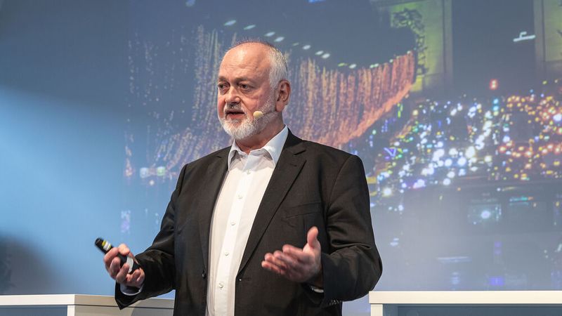 Hyundai, so berichtete Aftersales-Direktor Karl Hell, wolle seinen Vertragspartnern helfen, das Werkstattgeschäft so profitabel wie möglich zu gestalten – und gleichzeitig einen digitalen Werkstattprozess einführen. (Bild: Stefan Bausewein)