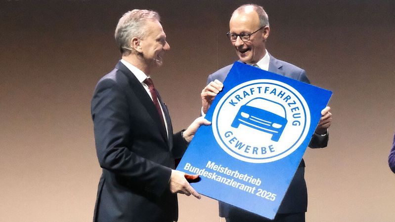 Jetzt muss die Bundesregierung liefern, fordert der ZDK. Das Foto zeigt Friedrich Merz bei seinem Besuch beim ZDK-Neujahrsgipfel, bei dem ihm der ZDK-Präsident Arne Joswig das Kfz-Meisterschild für das Bundeskanzleramt überreichte. (Bild:  Zietz - VCG)