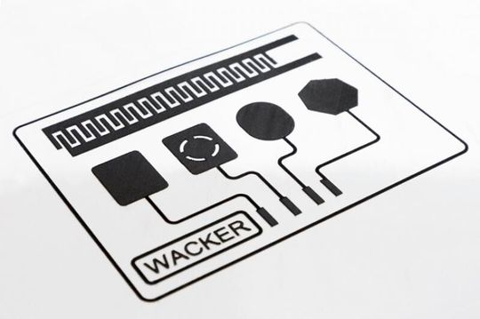Das Siliconlaminat mit dem Markennamen Nexipal besteht aus ultradünnen, mit Elektroden beschichteten Präzisionsfilmen und kann als Aktuator Bewegungen ausführen oder als Sensor mechanische Verformungen messen. Das Siliconlaminat mit dem Markennamen Nexipal besteht aus ultradünnen, mit Elektroden beschichteten Präzisionsfilmen und kann als Aktuator Bewegungen ausführen oder als Sensor mechanische Verformungen messen.