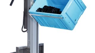 Mit manuell bedienbarer Dreheinheit unterstützt die drehbare Gabel beim Neigen, Kippen und Entleeren von Kisten. (Bild: Hovmand)