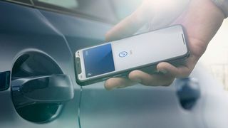 Mit dem Digital Key für das iPhone können Kunden ihren BMW durch einfaches Halten des iPhones an den Türgriff entriegeln und verriegeln und den Motor starten, indem sie das iPhone im Smartphone-Fach ablegen und den Startknopf drücken. (BMW)
