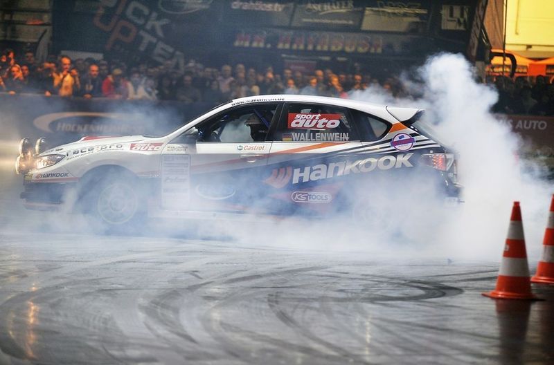 Live-Motorsport wird immer wichtiger in Essen. In der Motorsportarena in Halle 7 quietschen jeden Tag die Reifen. (Archiv: Vogel Business Media)