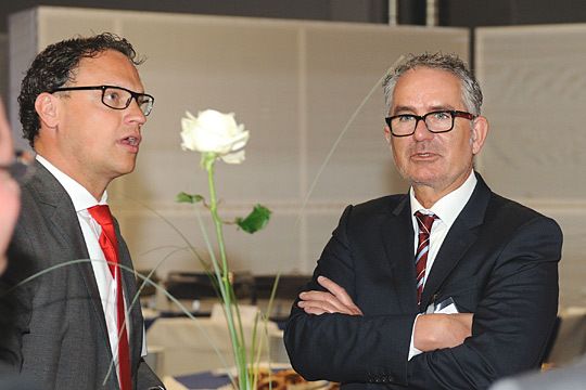 Burkhard Weller (Auto Weller, re.) im Gespräch mit seinem früheren Mitarbeiter Jascha Bräuer (jetzt Santander Consumer Bank). (Archiv: Vogel Business Media)