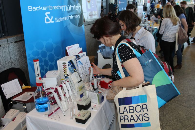 Impressionen der Lab-Supply Leverkusen vom 15. Mai 2019  Die dritte Station der Lab-Supply war in diesem Jahr das Forum Leverkusen. Hier sind ein paar visuelle Eindrücke vom Messetag und Besucherstimmen für Sie zusammengestellt. Die nächste Lab-Supply ist am 13. Juni 2019 in Berlin. Weitere Infos zu den kommenden Lab-Supply-Messen finden Sie auf www.lab-supply.info.   Lese-Empfehlung: Nachbericht zum erfolgreichen Auftakt der Lab-Supply in Wien. (Bild: C. Lüttmann, LABORPRAXIS)