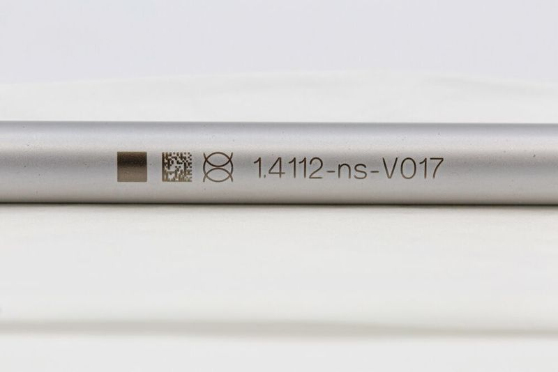 Tauch- und Spritzpassivierung mit Deconex MT 41 von Anlass- und Black- Marking-Beschriftungs­lösungen von Trumpf: Es sind praktisch keine Unterschiede sichtbar. Die Lesbarkeit und der Kontrast der Beschriftung bleiben erhalten.  (Trumpf)