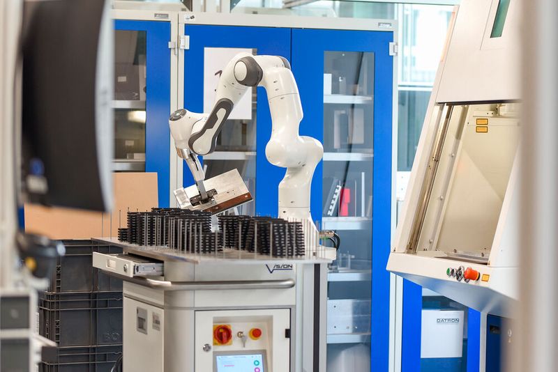 Rund um die Uhr im Dienst: kollaborierende Roboter bedienen die CNC-Maschinen.  (Bild: Bopla Gehaeuse Systeme)