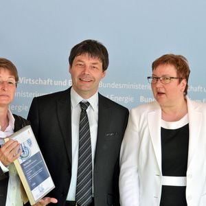 Bei der Preisverleihung (v. l. n. r.): Datron-Vorstandsassistentin Beate Ruppert, Datron-Beauftragter für Förderprojekte Philipp Weiß und BMWI-Staatssekretärin Iris Gleicke