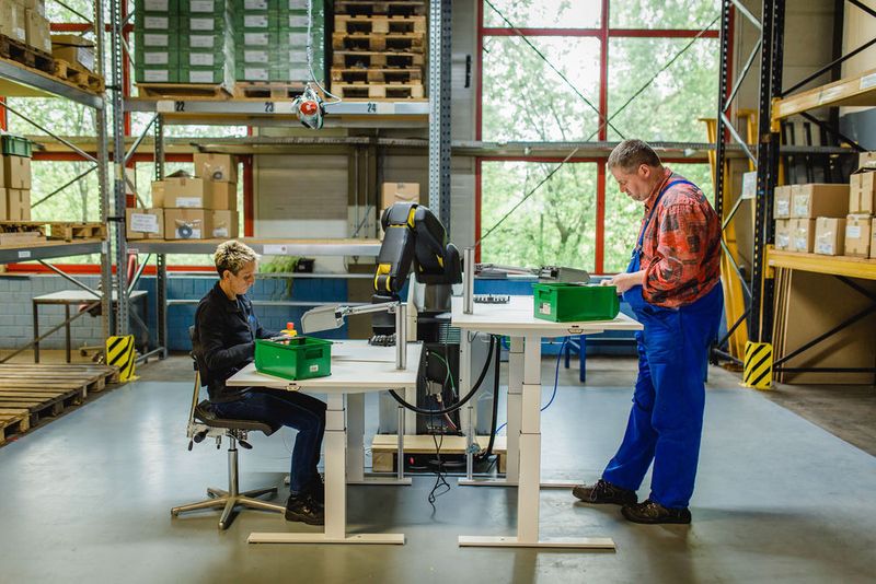 An dem neuen Arbeitsplatz unterstützt der Roboter die Mitarbeiter mit individuell körperlichen Einschränkungen. (Ludmilla Parsyak/Fraunhofer IAO)