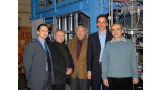 Dr. Markus Henneberg, Firma AVA, Prof. Lothar Mörl, Institut für Apparate und Umwelttechnik der Universität Magdeburg, Wilfried Pergande, Firma VTA-Pergande, Dr. Mirko Peglow und Prof. Evangelos Tsotsas, beide Institut für Verfahrenstechnik der Universität Magdeburg (v.li.n.re.).  (Bild: Universität Magdeburg/Karin Lange)