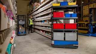 Beim Kommissionierprozess arbeitet Chuck Hand in Hand mit dem Mitarbeiter und leitet ihn. (6 River Systems)