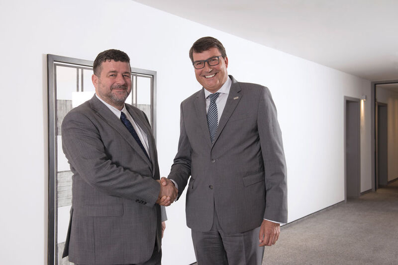 Jacques Lanners (links), Vorstandsvorsitzender der Ceratizit-Gruppe, und Dr. Christof Bönsch, Geschäftsführer der Komet Group, nach der Vertragsunterzeichnung. (Ceratizit)