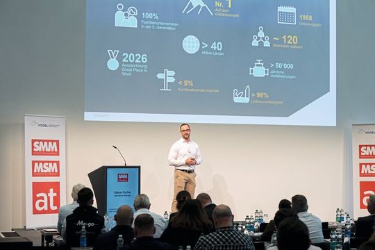 Tobias Fischer, Operations Manager der Eugen Seitz AG, begleitete den Transformationsprozess des Unternehmens von einzelnen Fräsarbeitsplätzen zum automatisierten Fräsverbund. Er betonte dabei die Bedeutung eines starken Partnerökosystems.(Bild:  Thomas Entzeroth)