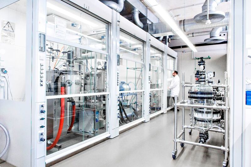 Das neue Kilo-Labor des Fraunhofer LBF erlaubt ein Up-Scaling von Laborsynthesen auf den Kilogramm-Maßstab. (Bild: Raapke/Fraunhofer LBF)
