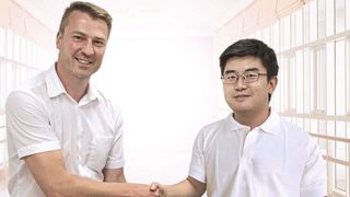 Martin Hruska, Technischer Vertriebsmanager von Vision Control GmbH, und Jiaping Lin, Authorized Manager und Prokurist der Eide Tech GmbH, freuen sich auf eine produktive Partnerschaft.  (Vision Control)