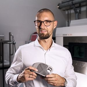 Philip Buchholz, technischer Projektmanager: „In einem einzigen Durchlauf drucken wir mitunter bis zu 100 unterschiedliche Bauteile für verschiedene Kunden.”