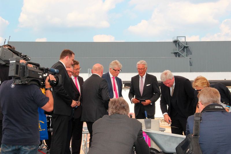 Der Ministerpräsident beginnt mit dem Einmauern des Schaltschranks, (Bild: Reinhold Schäfer)