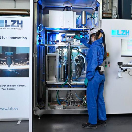 Am Laser Zentrum Hannover (LZH) erforschen Experten, wie man die additive Fertigung (Bild) und das Hartlöten per Laser unter extrem sauerstoffarmer Atmosphäre optimieren kann. Denn das hat den Vorteil, dass keine Oxidationseffekte mehr stören können. Hier ein erstes Fazit ...(Bild:  LZH)