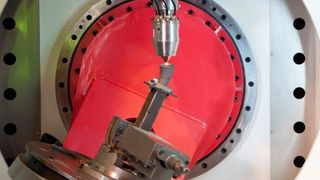 „Mobile“ und „Magic 2.0“ sind 5-Achs-Maschinen mit CNC-Steuerung, die nach dem Laser Metal Deposition (LMD)-Verfahren arbeiten und in Zusammenarbeit mit dem französischen Maschinenbaukonzern Fives speziell für Industriekunden konzipiert wurden. (Bild: BeAM)