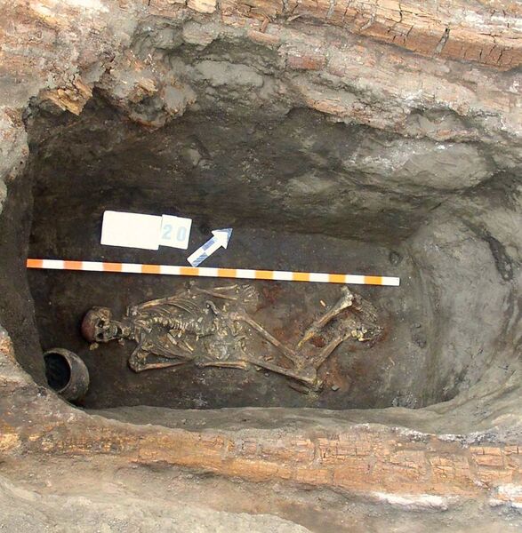 Blick in einen Grabhügel nahe der Stadt Kirovograd in der Ukraine mit einem 5.000 Jahre alten Skelett der Jamnajakultur. (Bild: Alla V. Nikolova)