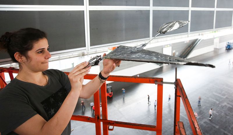 Rund 50 Studenten von fünf deutschen Universitäten verwandelten die Messehallen der Messe Düsseldorf in einen ungewöhnlichen Flughangar. Beim internationalen Wettbewerbs „Stahl fliegt“ brachten sie die unterschiedlichsten Flugobjekte aus Stahl zum Fliegen.  (Messe Düsseldorf)