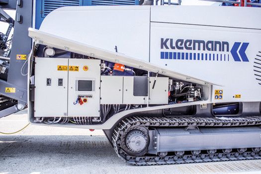 Bild 1: Im Schaltschrank, der seitlich an der Maschine montiert ist, sind die Steuerung, Schütze, Relais und die Topjob-S-Reihenklemmen zur Anbindung der Komponenten an der Maschine untergebracht. (Bild: Florian Gerlach/vor-ort-foto.de)