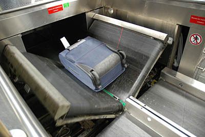 ... bevor der Koffer auf seine letzte Reise vor dem Start des Jets geht.  (Archiv: Vogel Business Media)