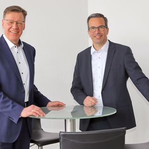 Nach 25 Jahren als CEO bei DWK Life Sciences übergibt zum 13. April 2026 Armin Reiche (links) die operative Leitung an Michael Werth (rechts).(Bild:  DWK Life Sciences)