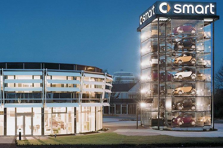 1998: Für die Markteinführung des Smart City Coupé stand ein völlig neues, exklusives Händlernetz parat. Erkennungszeichen war der Smart-Tower. (Foto: Daimler)