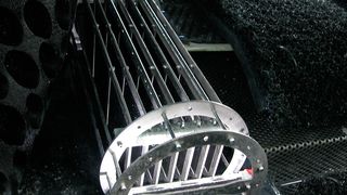 Modul mit Metall-Mineral-Folien in einer Kühlturmtasse verhindern mikrobiologisches Wachstum. (Bild: Mol Katalysatortechnik)