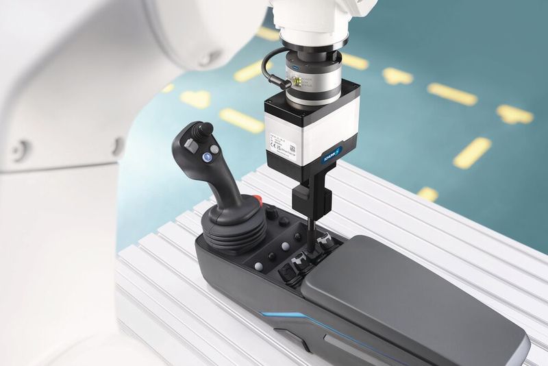 Der Kraft-Momenten-Sensor FTS erfasst Prozesskräfte und -momente mit hoher Auflösung und Genauigkeit und führt so zu präzisen Ergebnissen und gleichbleibender Qualität in der automatisierten Fertigung.  (Bild: Schunk)