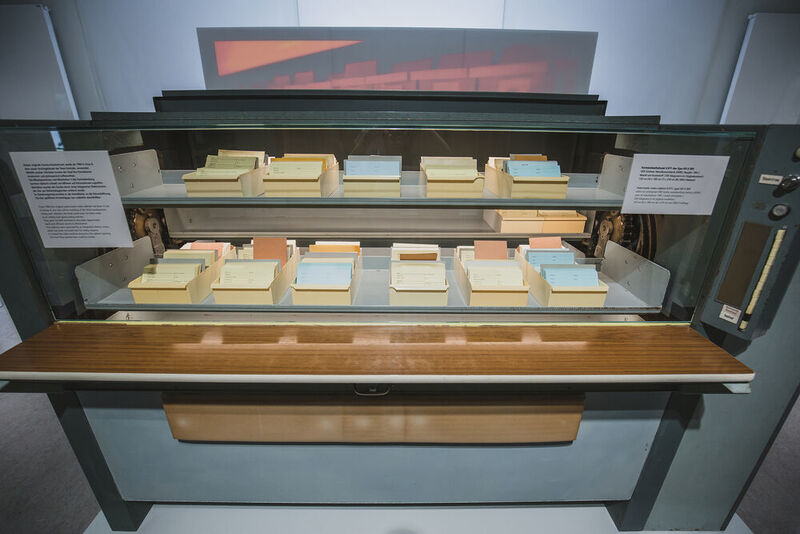 Ein originales Arbeitsgerät der Stasi: ein „Karteipaternoster“. (BStU)