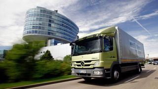 Das BMVI will für die Anschaffung klimafreundlicher Nutzfahrzeuge bis 2024 rund 1,6 Milliarden Euro bereitstellen. (Bild: ampnet/Daimler)