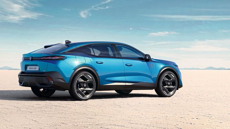 Am Heck fällt das wilde Geriffel des Diffusers unter dem Stoßfänger auf, dagegen gibt sich der Dachspoiler oberhalb der Rückscheibe eher zurückhaltend. (Bild: Peugeot)