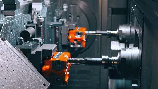 Vue de la zone de travail du centre d'usinage bibroche Grob G520F avec changeur de palettes pour le chargement/déchargement pendant l'usinage, 2 x 120 outils. Usinage complet, puissant et précis, à haute productivité.(Bild:  Helfina AG)