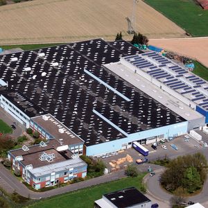 Immer mehr Unternehmen, wie der Kompressorenhersteller Boge, setzen auf Solarenergie vom eigenen Hallendach.