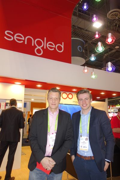 (l.) Thomas Hamsen, und Jan Schmidtke, Sengled, haben immer das richtige Licht. (Bild: IT-BUSINESS)