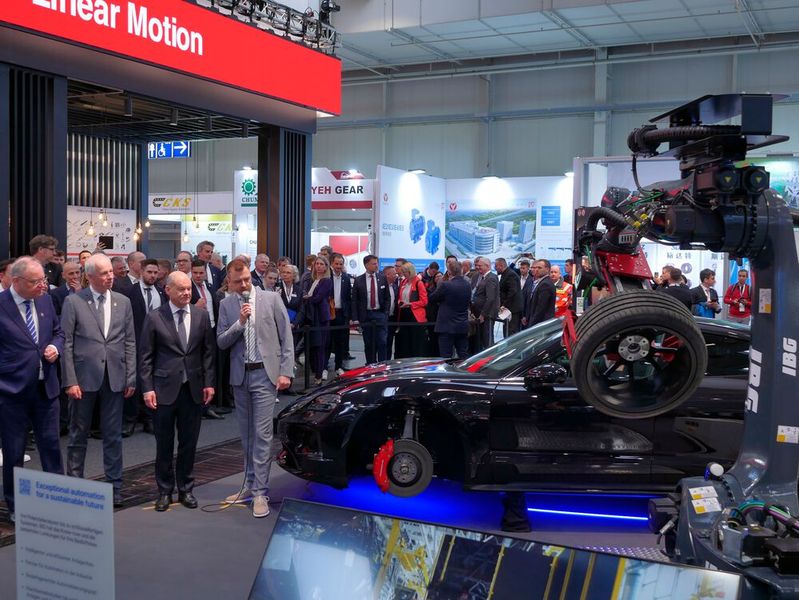 IBG demonstrierte einen klassischen Anwendungsfall in der Produktion: Schwere Gegenstände wie Räder müssen nicht länger von den Mitarbeitern getragen werden. (Bild: Sandro Kipar/VCG)