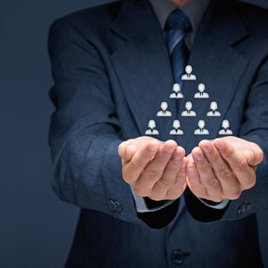 Die Generation Y drängt seit einigen Jahren in die Unternehmen und prallt dort oft auf eine Unternehmenskultur, die hierarchisch geprägt und von patriarchalischen Führungskräften dominiert wird.