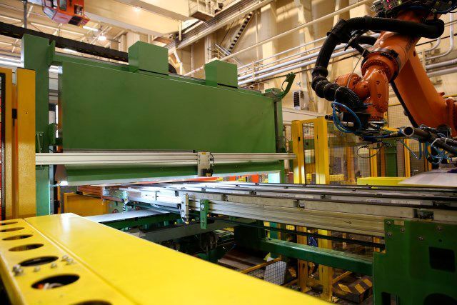 Zur Lageerkennung kann die Platine unter der Zeilenkamera hindurchlaufen und muss dafür nicht mehr stehen bleiben. (Schuler)