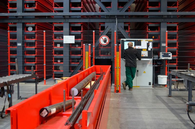 Das Lager ist an das unternehmensweite ERP-System von SAP angebunden. Die Ein- und Auslagerbefehle erfolgen über die Bedienpulte direkt in SAP. (Bild: Kasto)