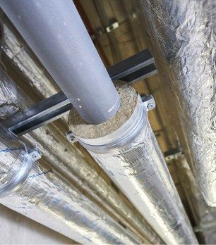 (Die mit Steinwolle isolierten Teclit Hanger nutzte Neuefeind als Halterungssystem für die kaltgehenden Rohrleitungen. Bild: Rockwool)