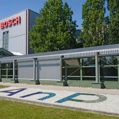 Der Chipmangel durch den Nexperia-Streit zwischen den Niederlanden und China wirkt sich auf deutsche Unternehmen aus. Das Thema Kurzarbeit wird schon nicht mehr nur diskutiert, denn Bosch hat nun für die Standorte Salzgitter und Ansbach (Bild) dieselbe angemeldet. (Bild: Bosch)